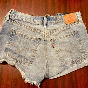 LEVI SHORT SHORTS